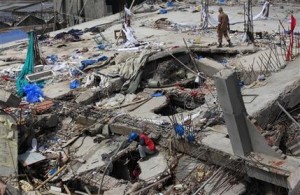 Cinco talleres de confección de ropa ocupaban los pisos superiores en el edificio de ocho plantas Rana Plaza que se derrumbó el 24 de abril, al día siguiente de aparecer grandes grietas en la estructura y la policía ordenara su evacuación. El propietario del edificio es acusado de indicar a los ocupantes que no había problema alguno pese a la orden policial.(Foto AP/Ismail Ferdous)