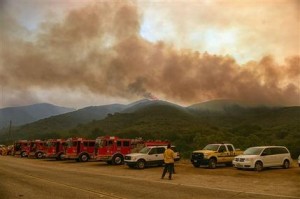  El incendio que azota esa región costera en el sur de California creció casi al triple, alimentado por las altas temperaturas reinantes, pero un funcionario de bomberos dijo el sábado 4 que un cambio favorable en las condiciones climáticas muy probablemente ayudará a conseguir progresos contra el siniestro.(Foto AP/Los Angeles Daily News, Hans Gutknecht)