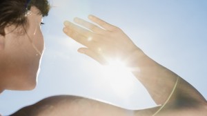 Las personas que viven en áreas donde están expuestas todo el año a la luz solar intensa tienen mayor riesgo de llegar a padecer cáncer de piel . Por ejemplo, el riesgo de padecer un cáncer de piel es doble entre los residentes de Arizona que entre los que viven en Minnesota.