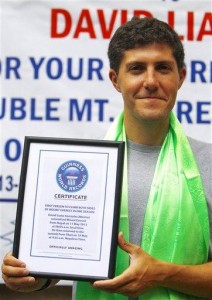 El montañista mexicano David Liaño González muestra su certificado de los Récord Mundiales Guinness que consiguió por ser la primera persona en escalar el Monte Everest desde los lados norte y sur en la misma época de ascenso. (Foto AP/Niranjan Shrestha)