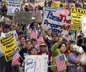 miles de manifestantes participan en una marcha por el 1 de mayo en Los Angeles. Las redes sociales y los mensajes de texto se han convertido en herramientas indispensables de organización para los activistas que buscan una reforma migratoria integral en Estados Unidos, pero las marchas en las calles siguen atrayendo a muchas personas. (Foto AP/Nick Ut, archivo)
