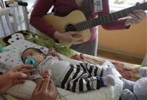 Las investigaciones sugieren que la música podría ayudar a los nacidos prematuramente a adaptarse a la vida fuera del útero materno (AP Foto/M. Spencer Green)