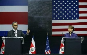 El presidente estadounidense Barack Obama responde una pregunta de la prensa acompañado de su contraparte costarricense Laura Chinchilla en el Centro Nacional de Arte y Cultura en San José, Costa Rica, el viernes 3 de mayo de 2013. (AP Foto/Pablo Martínez Monsiváis)