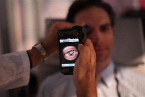 Con la integración de accesorios a un teléfono multifuncional, el usuario podría obtener casi un examen físico completo, sin colocarse una bata ni tener que acudir a un consultorio médico.