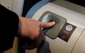 "Este es un acuerdo que necesitamos desarrollar para crear un sistema biométrico de control de salidas", dijo el senador republicano Jeff Flake, quien agregó que tal sistema "es necesario desde hace mucho tiempo". La mayoría de los demócratas de la comisión apoyaron la cláusula, junto con cuatro republicanos. Entre ellos estuvieron los senadores republicanos Lindsey Graham, de Carolina del Sur, y Flake, de Arizona, dos miembros del llamado Grupo de los Ocho que negoció el marco del proyecto de ley durante muchos meses.