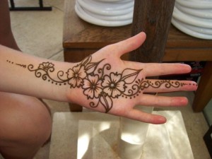 Sólo porque un tatuaje es temporal no significa que no representa ningún riesgo. Hoy, la llamada "henna negra" a menudo se utiliza en lugar de la henna tradicional y es potencialmente dañina. Las tintas comercializadas como henna negra pueden en realidad ser tinturas de cabello o una mezcla de henna con otros ingredientes. El ingrediente extra utilizado para obscurecer la henna generalmente es una tintura de cabello de alquitrán-carbón que contiene p - fenilendiamina (PPD), un ingrediente que puede causar reacciones de la piel peligrosas en algunas personas.