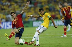 El jugador de Brasil, Neymar, derecha, anota un gol contra España en la final de la Copa Confederaciones el domingo, 30 de junio de 2013, en Río de Janeiro. (AP Photo/Victor R. Caivano) 