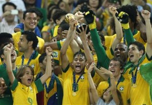 El jugador de Brasil, Neymar, centro, levanta el trofeo de campeones de la Copa Confederaciones tras vencer 3-0 a España en la final el domingo, 30 de junio de 2013, en Río de Janeiro. (AP Photo/Victor R. Caivano)