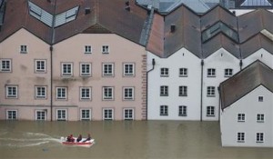 Personal de la Cruz Roja recorre en bote una calle inundada en el centro de Passau, sur de Alemania, el lunes 3 de junio de 2013. El desbordamiento de tres ríos ha anegado extensas zonas del sureste alemán debido a las fuertes lluvias que han caído en el centro de Europa. (Foto AP/Matthias Schrader)