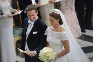 La princesa Madeleine de Suecia y el banquero neoyorquino Christopher O'Neill durante su ceremonia nupcial en la Capilla Real en Estocolmo el sábado 8 de junio del 2013. (Foto AP/Fredrik Sandberg)