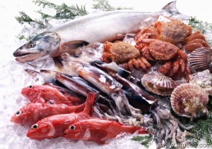 Ponga los pescados o mariscos en hielo o en el refrigerador (si va a usarlos en un lapso de dos días) o en el congelador inmediatamente después de comprarlos. Si se están congelando, envuélvalos bien en papel de congelador a prueba de humedad para protegerlos de salidas de aire.