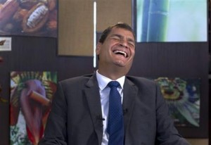 El presidente de Ecuador Rafael Correa ríe durante una entrevista con The Associated Press en Portoviejo, Ecuador, el domingo 30 de junio de 2013. Correa dijo a la AP que el ex empleado de seguridad nacional, de Estados Unidos, Edward Snowden, buscado por filtrar información confidencial, se encuentra en Moscú bajo protección de Rusia, y aunque quebrantó la ley, merece que se considere su asilo. (AP Photo/Martin Mejia)