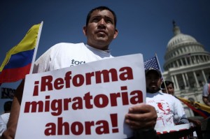El Senado aprobó el jueves con votación 68-32 una reforma migratoria que ofrecería la naturalización a 11 millones de personas que actualmente viven en Estados Unidos de manera ilegal y destinaría al menos 30.000 millones de dólares a la seguridad fronteriza.