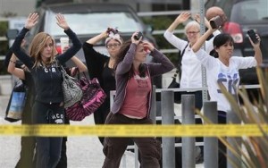 Con las manos en alto, estudiantes y personal salen del Santa Monica College el viernes 7 de junio de 2013 mientras la policía buscaba a un hombre armado que mató a varias personas con un fusil estilo militar. (Foto AP/Los Angeles Times, Robert Gauthier)
