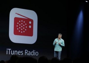 Eddy Cue, vicepresidente de software y servicios de internet de Apple, presenta el nuevo servicio iTunes Radio en la conferencia mundial de desarrolladores, el lunes 10 de junio de 2013 en San Francisco. (Foto AP/Eric Risberg)