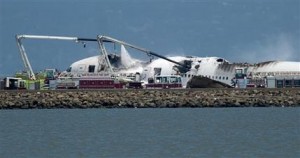 Un camión de bomberos rocía agua sobre el vuelo 214 de Asiana, luego de que la aeronave se estrelló al aterrizar en el Aeropuerto Internacional de San Francisco, el sábado 6 de julio de 2013, en San Francisco. (AP Foto/Noah Berger)