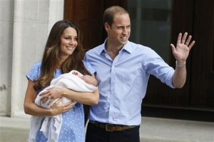 El príncipe Guillermo y su esposa Catalina, la duquesa de Cambridge cargan al príncipe de Cambridge, el martes 23 de julio de 2013 para posar para retratos fuera del Hospital St. Mary en Londres donde la duquesa dio a luz el lunes 22 de julio de 2013. (Foto AP/Lefteris Pitarakis)