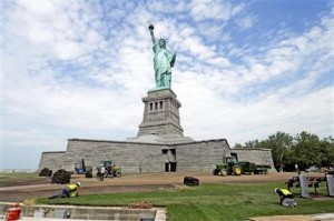 Trabajadores en la Isla Libertad colocan pasto alrededor del monumento nacional, el 26 de junio de 2013, en Nueva York. Meses después de extensas reparaciones tras los daños ocasionados por la súper tormenta Sandy el año pasado, el sitio turístico está listo para reabrir el 4 de julio. (Foto A /Servicio Nacional de Parques)