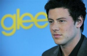 Cory Monteith, del reparto de la serie de televisión “Glee”, llega un evento por el estreno de la serie en Los Angeles, el 12 de abril de 2010. El actor canadiense fue encontrado muerto en un hotel en Vancouver, Canadá, informó la policía el domingo 14 de julio de 2013. (Foto AP/Chris Pizzello, Archivo)