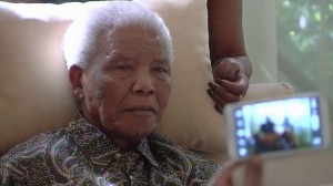 La salud de Mandela es "peligrosa" y se mantiene vivo gracias a un sistema de respiración artificial, de acuerdo con documentos presentados en el juicio que dio lugar a que los restos de tres de los hijos fallecidos del ex presidente fueran trasladados a su sepulcro original el jueves.