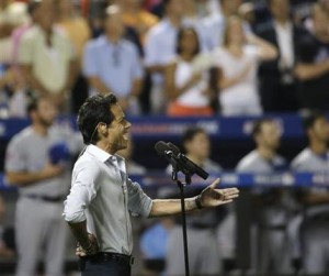 Marc Anthony canta "God Bless America" en el séptimo inning del Juego de las Estrellas el martes 16 de julio del 2013 en Nueva York. (AP Foto/Matt Slocum)