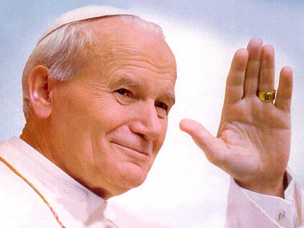 Papa abre camino a canonización de Juan Pablo II