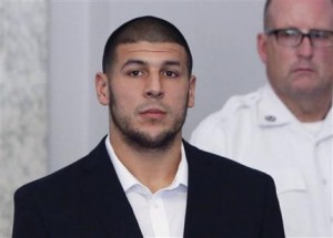 El ex jugador de los Patriots de Nueva Inglaterra, Aaron Hernández, aparece en una audiencia judicial el 24 de julio de 2013, en Attleboro, Massachusetts. (AP Photo/Bizuayehu Tesfaye, File)