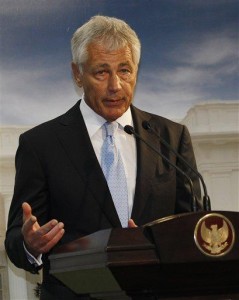 El secretario de Defensa de Estados Unidos, Chuck Hagel, en una conferencia de prensa conjunta con su contraparte indonesio Purnomo Yusgiantoro tras reunirse con el presidente indonesio Susilo Bambang Yudhoyono en la mansión presidencial de Yakarta, Indonesia, el lunes, 26 de agosto del 2013. (Foto AP/Achmad Ibrahim)