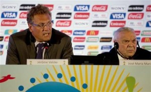 El secretario general de la FIFA, Jerome Valcke, izquierda, habla en conferencia de prensa el jueves, 22 de agosto de 2013, en Río de Janeiro, Brasil. (AP Photo/Silvia Izquierdo)