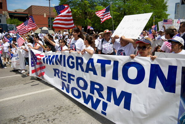 Voces anti-inmigrantes se apagan en agosto