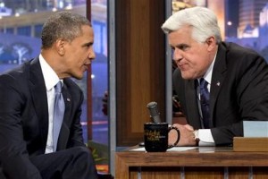 El presidente Barack Obama habla con Jay Leno en una pausa comercial durante la grabación de su presentación en el programa “The Tonight Show with Jay Leno” en Los Angeles, el martes 6 de agosto del 2013. (Foto AP/Jacquelyn Martin)