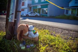 Varias personas dejaron objetos en recuerdo de dos menores afuera de la tienda de mascotas exóticas Reptile Ocean en Campbellton, Nueva Brunswick, Canadá, el martes 6 de agosto de 2013. Las autoridades canadienses esperan los resultados de la autopsia practicada a los dos hermanos que murieron el lunes 5 de agosto mientras dormían al ser presuntamente estrangulados por una pitón de 45 kilos (100 libras) que escapó de su terrario y se deslizó a través de un sistema de ventilación. (Foto AP/The Canadian Press, John LeBlanc)