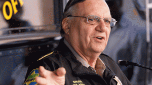 El juez federal Murray Snow concluyó en mayo que la oficina del Sheriff del Condado de Maricopa efectuó acciones dirigidas específicamente contra hispanos en tanto que los agentes realizaron detenciones prolongadas sin justificación alguna.