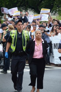 "Decidí participar en la acción de hoy, ya que hay demasiado en juego, demasiadas personas están sufriendo, y el Congreso debe liderar este tema o nada va a cambiar para los millones de inmigrantes que viven con el miedo a la deportación y la separación de sus familias" dijo Falcón, en un comunicado de prensa enviado por Promise Arizona. (Foto/Promise Arizona)