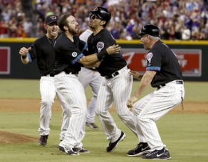 Eric Chávez, de los Diamondbacks de Arizona, centro, celebra su imparable productor de la carrera de la victoria sobre los Gigantes de San Francisco con Cliff Pennington, izquierda, Adam Eaton, segundo desde la izquierda, y el coach de primera base Steve Sax, en la novena entrada del juego del sábado 31 de agosto de 2013, en Phoenix. (Foto AP/Ross D. Franklin)