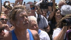 "Nunca, nunca nos debemos rendir', fue unas de las frases que Diana Nyad dijo al completar su hazaña de nadar los 103 millas entre La Habana y Key West, Florida. ABC News