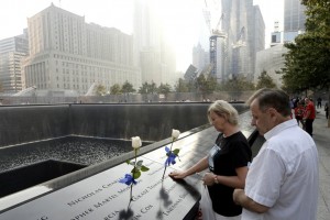 Una pareja hace una pausa al borde de  la Piscina Norte en el monumento a las victimas del 11 de Septiembre, durante los homenajes para conmemorar el aniversario número 12 de los ataques terroristas al World Trade Center en Nueva York. (Reuters) 