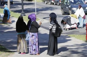 Miembros de comunidad somalí conviven cerca de un parque en Minneapolis, el 24 de septiembre de 2013. Jóvenes de esta comunidad han apoyado a al-Shabab, el grupo terrorista que atacó un centro comercial en Kenia. (Foto AP/Jim Mone)