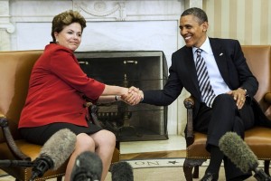 En esta fotografía de archivo del 9 de abril de 2012 el presidente estadounidense Barack Obama, a la derecha, se reúne con su par de Brasil Dilma Rousseff en el Salón Oval de la Casa Blanca en Washington. Rousseff anunció el martes 17 de septiembre de 2013 que aplazó el viaje oficial a Estados Unidos que tenía programado para el 23 de octubre debido a que Washington no ofreció respuestas satisfactorias a informaciones de la prensa de que la Agencia de Seguridad Nacional espió a ciudadanos brasileños, incluyendo a la presidenta.