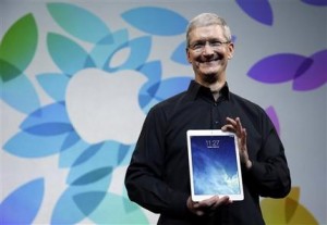 El director general de Apple, Tim Cook presenta la nueva iPad Aire el martes 22 de octubre de 2013, en San Francisco. (Foto AP/Marcio Jose Sanchez)