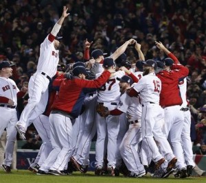 Los Medias Rojas de Boston celebran su triunfo sobre los Cardenales de San Luis en la Serie Mundial, el miércoles 30 de octubre de 2013 (AP Foto/Elise Amendola)