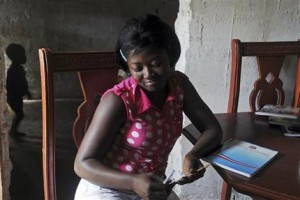 Abelinda Yisten Debel en su vivienda en el batey Los Jovillos, provincia Monte Plata, en la República Dominicana. Yisten, de 19 años, nación en República Dominicana pero es descendientes de haitianos que nunca regularizaron su situación migratoria y debido a una reciente decisión judicial, podría perder su nacionalidad.