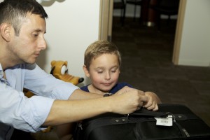 Foto: Jorge Quintero/Panorama Online.  Guillermo Quintero, gerente de Suitcases & More, mientras hacía entrega a Garrett de un juego de maletas a través de la organización Make -A- Wish. 