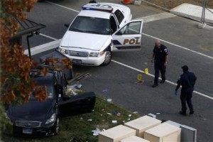 Oficiales de policía observan un vehículo luego de un tiroteo en las inmediaciones del Capitolio en Washington, el jueves 3 de octubre de 2013. (Foto AP/Charles Dharapak)