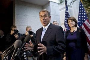 El presidente de la Cámara de Representantes, el republicano John Boehner, acompañado por líderes del partido en la cámara baja, habla con periodistas luego de una sesión con sus compañeros para determinar estrategias, en el Capitolio en Washington, el martes 15 de octubre de 2013. Detrás de Boehner están Kevin McCarthy, responsable de la disciplina del partido en la cámara, y Cathy McMorris Rodgers, representante por Washington. (Foto AP/J. Scott Applewhite) 