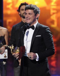 Alejandro Sanz recibe el premio al mejor álbum pop vocal contemporáneo por “La música no se toca” en la 14a entrega de los Latin Grammy en el hotel y casino Mandalay Bay el jueves 21 de noviembre de 2013 en Las Vegas. (Foto Chris Pizzello/Invision/AP)