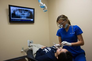 No podemos evitar todas las caries, pero podemos reducir las posibilidades de tener caries mediante el cuidado oral apropiado y pequeños cambios en la dieta. 