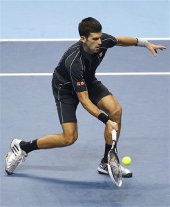 El serbio Novak Djokovic devuelve la pelota al argentino Juan Martín Del Potro durante un partido de la Copa Masters en el O2 Arena en Londres, el jueves 7 de noviembre de 2013. Djokovic ganó 6-3, 3-6, 6-3. (AP Foto/Kirsty Wigglesworth)
