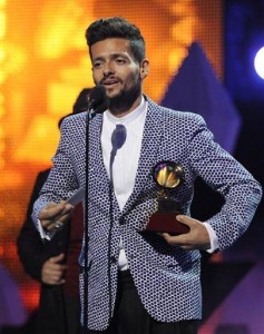 Draco Rosa recibe el premio al álbum del año por "Vida" en la 14a entrega de los Latin Grammy en el hotel y casino Mandalay Bay el jueves 21 de noviembre de 2013 en Las Vegas. (Foto Chris Pizzello/Invision/AP)