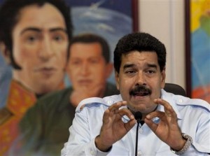 El presidente de Venezuela Nicolás Maduro ofrece una conferencia de prensa en el palacio presidencial de Miraflores en Caracas, Venezuela, el viernes 15 de noviembre de 2013. (AP foto/Ariana Cubillos)